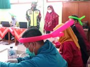 Di Wonogiri, Petugas Vaksin Tampil Unik Mengenakan Mahkota Balon