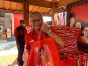 Anggota FPDIP DPR RI Bagikan Beras dengan Kemasan Bergambar Puan Maharani