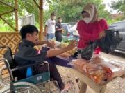 Senyum Polos Penyandang Disabilitas Warga Tegal saat Dagangan Laku