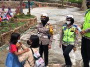 Polwan Satlantas Polres Grobogan Edukasi Masyarakat dan Bagikan Masker di Tempat Wisata