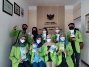 Cegah Varian Baru, Mahasiswa Magang PKY Jateng Bagi-bagi Masker