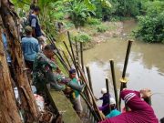 Talud Sungai Dawe Longsor, Warga Ngembal Kulon Lakukan Penambalan Darurat