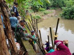 Talud Sungai Dawe Longsor, Warga Ngembal Kulon Lakukan Penambalan Darurat