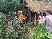 Polsek Srumbung Bantu Kerja Bakti Perbaiki Rumah Korban Angin Ribut