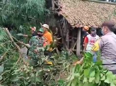 Polsek Srumbung Bantu Kerja Bakti Perbaiki Rumah Korban Angin Ribut