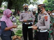Disiplinkan Prokes, Petugas Gabungan Gelar Operasi Yustisi di Pasar Tradisional