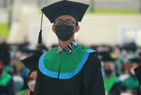 Wisudawan Inspiratif Unissula yang Kuliah Sambil Jadi Ojol dan Kurir Online