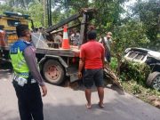 Diduga Pengemudi Mengantuk, Mobil Masuk Parit Arah Wisata Guci Tegal