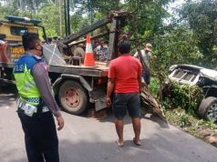 Diduga Pengemudi Mengantuk, Mobil Masuk Parit Arah Wisata Guci Tegal