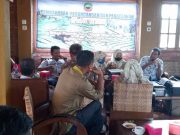 Membahas APBDes Sambil Ngopi Bareng Kades dan Warga Plosorejo