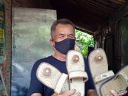 Basiyo, Bisa Membuat 20 Pasang Sandal Upanat Dalam Seharinya upanat