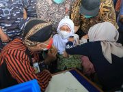 Ganjar Tenangkan Araseli yang Menangis Saat Divaksin di Atas Kapal