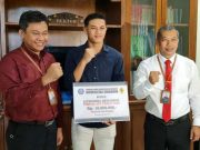 Rektor USM Serahkan Bonus Uang pada Alfeandra Dewangga