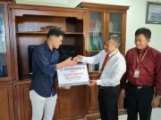 Rektor USM Serahkan Bonus Kepada Alfaendra Dewangga