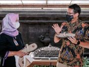 Wisatawan Naik Borobudur Harus Pakai Sandal Khusus, Diproduksi Pelaku UKM di Sekitar Candi