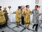Atikoh Menari Yosim Pancar saat Sambut Pengurus Dharma Wanita Persatuan Papua