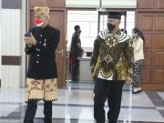 Pakai Kopiah Manuk Meghem dan Sarung Tapis, Ganjar; Oleh-Oleh Kemarin Saya Dari Lampung