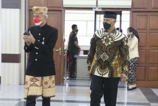 Pakai Kopiah Manuk Meghem dan Sarung Tapis, Ganjar; Oleh-Oleh Kemarin Saya Dari Lampung