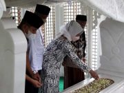 Ziarahi Kubur Mantan Bupati Brebes Menyambung Silaturahmi