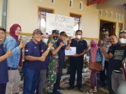 Warga Terdampak Banjir Clering Terima Bantuan Beras, Tiap KK 10 Kg