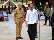 Ganjar Pranowo Dampingi Kunjungan Kerja Presiden, Ingatkan Guru Tetap Pakai Masker