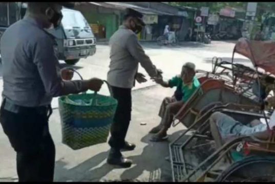 Personel Polsek Gubug Bagikan Nasi Bungkus dan Masker untuk Pengojek, Tukang Becak, dan Pemulung