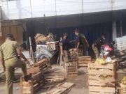 Lapak Pedagang Liar di Kanjengan Johar Baru Diobrak-Abrik Satpol PP