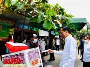 Presiden Joko Widodo ke Grobogan, Mampir Pasar Induk Purwodadi Bagikan Uang dan Sembako