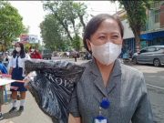 Presiden Berkunjung ke Grobogan, Bu Guru Novita Senang Dapat Kaos dari Pak Jokowi