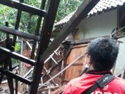 Rumah Lapuk, Roboh saat Hujan dan Angin Kencang
