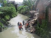 Tebing Kali Brojo Laweyan Longsor, Belasan Warga Mengungsi