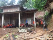 Tergerus Air Hujan, Mengakibatkan Tanah Longsor Hingga Menimpa Sebuah Rumah di Jepara