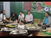 Menpora-Atlet Paralimpiade Diskusi Sambil Makan di Pinggir Jalan