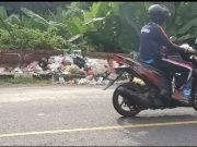 Memalukan Membuang Sampah di Pinggir Jalan Raya
