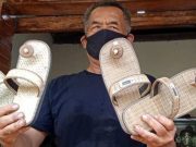 Sandal Upanat, Sandal Khusus Yang Wajib Dipakai Naik Ke Bangunan Candi Borobudur sandal upanat