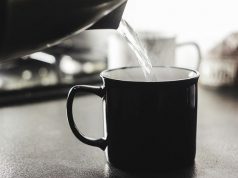 Empat Manfaat Minum Air Putih Hangat Dipagi Hari