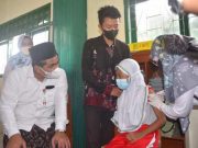 Ditemani Taj Yasin, Siswi MI Ini Tak Tahu Kalau Sudah Disuntik Vaksin