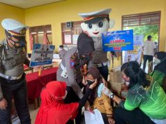 Kasatlantas Polres Grobogan Merayu Anak yang Takut Divaksin