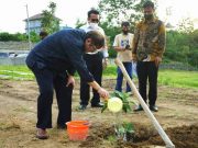 Sineas Legendaris Slamet Rahardjo Tanam Pohon di Labsos Perfilman ISI Surakarta