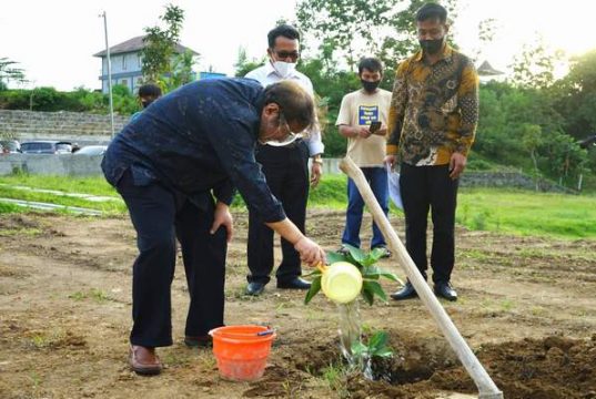Sineas Legendaris Slamet Rahardjo Tanam Pohon di Labsos Perfilman ISI Surakarta