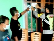 Polisi Wonogiri Sambangi Warga yang Isoman dengan Menempelkan Stiker