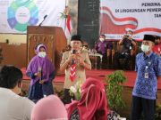 Bernostalgia di SMP N 1 Mlonggo, Bupati Cium Tangan Gurunya