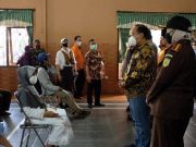 Dinsos Bagi Paket Sembako untuk Warga yang Isoman