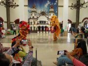 Atraksi Barongsai Hibur Penumpang KA di Stasiun Semarang Tawang