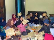 Mahasiswa Universitas Muhammadiyah Magelang Bimbing Perajin Anyaman Bambu Tradisional