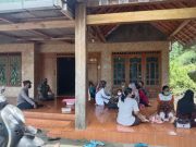 TNI-Polri Dampingi Pelaksanaan Kegiatan Posyandu di Desa Semanggi