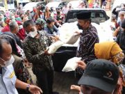Warga Serbu Minyak Goreng di Sub Terminal Brebes