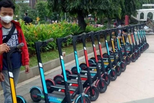 Ngapain ke Simpang Lima, Ya Skuteran Listrik Lah…