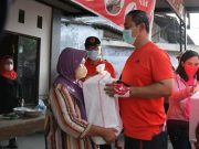 Keliling Naik Sepeda, Hendi Bagikan Sembako Untuk Warga Semarang