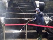 Balai Konservasi Borobudur Rutin Bersihkan Batuan Candi Borobudur balai konservasi borobudur